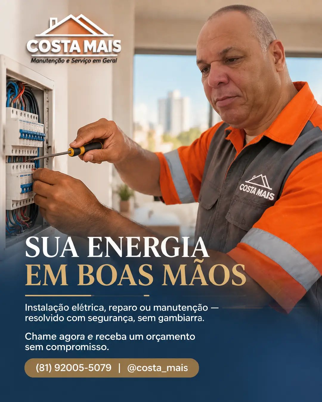 Profissional Costa Mais executando manutenção em quadro elétrico
