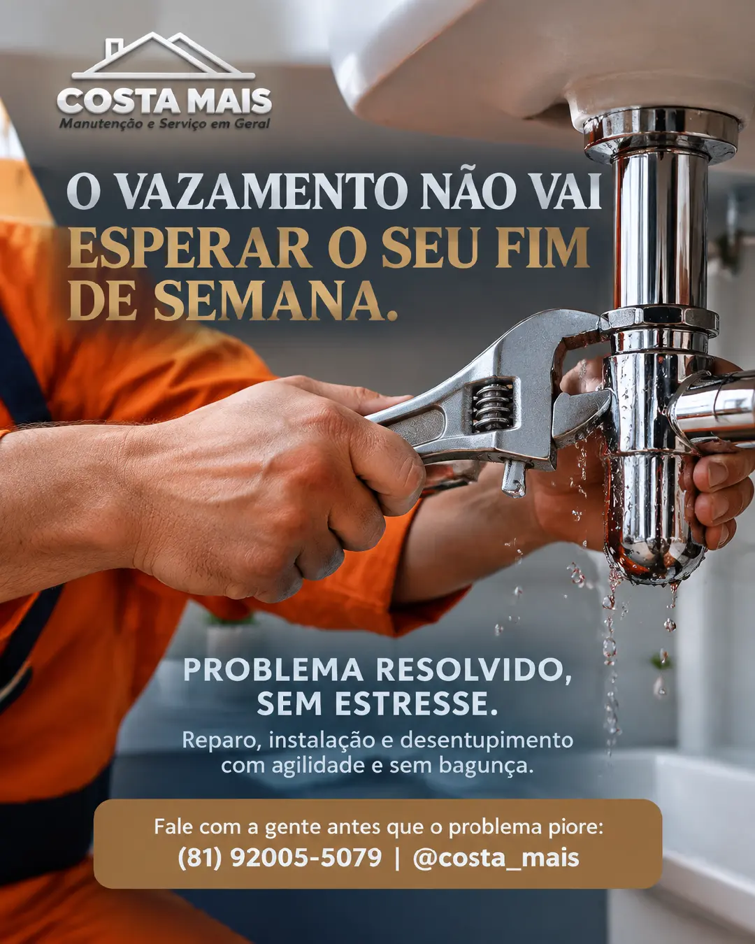 Profissional Costa Mais ajustando encanamento de pia com ferramenta